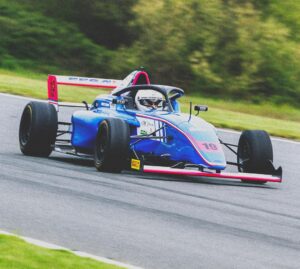 Mister V Instagram - Très heureux de faire parti de l’élite du pilotage automobile français en participant au GP EXPLORER 2 qui se déroulera le 9 septembre prochain sur le circuit du Mans et sera retransmis sur Twitch, cette phrase est longue.

J’ai rarement montré cette facette de moi, mais je suis très très fort pour conduire des voitures …

Je n’en dis pas + sinon vous n’allez pas regarder car vous serez convaincu de ma victoire, et ça c’est pas sport pour les autres (qui sont nuls).

Je serai accompagné d’un autre pilote pro en la personne de @theojuice_ qui connait très bien les voitures, notamment les bleus.

Je vous laisse, je dois faire un go fast.

Yvick aka Mister Vitesse aka Mister Voiture aka Mister Victoire (et oui, tout était prévu d’avance)

Grand merci à @xsqueezie pour l’invitation et à la FFSA de nous laisser pratiquer tout ça. 

📸 @faidhadji @nicolaspaulmier @markerprod