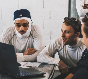 Mister V Instagram - Très heureux de faire parti de l’élite du pilotage automobile français en participant au GP EXPLORER 2 qui se déroulera le 9 septembre prochain sur le circuit du Mans et sera retransmis sur Twitch, cette phrase est longue.

J’ai rarement montré cette facette de moi, mais je suis très très fort pour conduire des voitures …

Je n’en dis pas + sinon vous n’allez pas regarder car vous serez convaincu de ma victoire, et ça c’est pas sport pour les autres (qui sont nuls).

Je serai accompagné d’un autre pilote pro en la personne de @theojuice_ qui connait très bien les voitures, notamment les bleus.

Je vous laisse, je dois faire un go fast.

Yvick aka Mister Vitesse aka Mister Voiture aka Mister Victoire (et oui, tout était prévu d’avance)

Grand merci à @xsqueezie pour l’invitation et à la FFSA de nous laisser pratiquer tout ça. 

📸 @faidhadji @nicolaspaulmier @markerprod