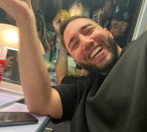 Mister V Instagram - Très heureux de faire parti de l’élite du pilotage automobile français en participant au GP EXPLORER 2 qui se déroulera le 9 septembre prochain sur le circuit du Mans et sera retransmis sur Twitch, cette phrase est longue.

J’ai rarement montré cette facette de moi, mais je suis très très fort pour conduire des voitures …

Je n’en dis pas + sinon vous n’allez pas regarder car vous serez convaincu de ma victoire, et ça c’est pas sport pour les autres (qui sont nuls).

Je serai accompagné d’un autre pilote pro en la personne de @theojuice_ qui connait très bien les voitures, notamment les bleus.

Je vous laisse, je dois faire un go fast.

Yvick aka Mister Vitesse aka Mister Voiture aka Mister Victoire (et oui, tout était prévu d’avance)

Grand merci à @xsqueezie pour l’invitation et à la FFSA de nous laisser pratiquer tout ça. 

📸 @faidhadji @nicolaspaulmier @markerprod
