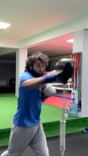 Zabit Magomedsharipov Instagram - За 20 лет в спорте так и не определился, правша или левша 

@bukaboxing