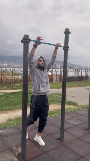 Zabit Magomedsharipov Instagram - Железо руками гну))) 
То ли турник слабый, то ли я слишком сильный стал)))

@bukaboxing