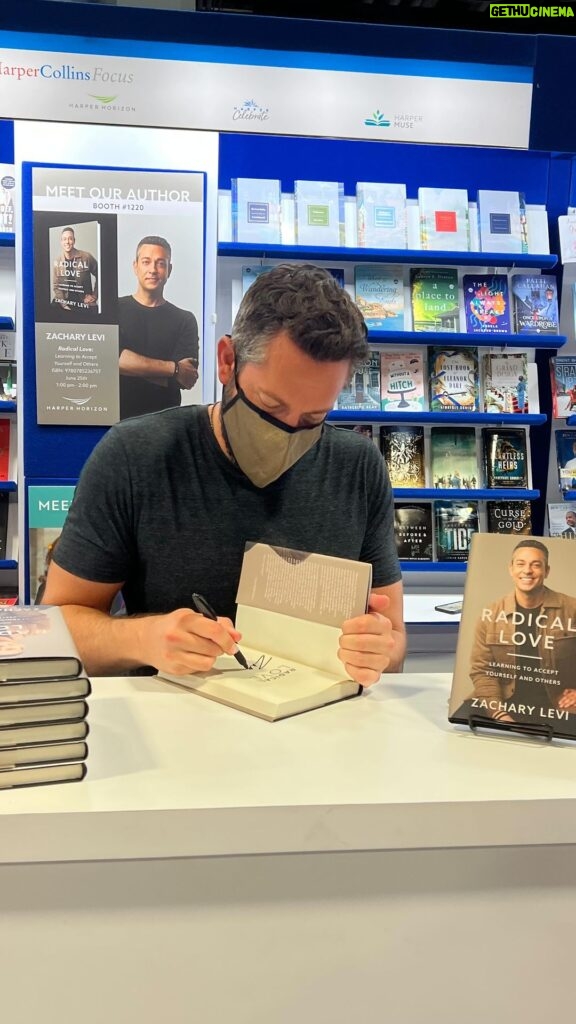 Zachary Levi Instagram - I’ve done a lot of conventions in my day but never before one chock full of thousands of sexy librarians!! 💃🏻 Great day in D.C. at the @americanlibraryassociation convention getting to meet so many lovely folks molding minds everywhere. Thanks for having me #alaac22 and @harpercollins. 3 more days until 🤘❤️📕 #radicallovebook is officially out!