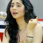 Zara Khan Instagram - Zahrah ke saath Zara gunguna lein 🎶 #reels #music #musical #chat #artist #shufflechat #redfm #redindiesshuffle