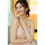 Zara Khan Instagram - When your heart holds genuine happiness & it smiles from within, your beauty shines through like magic 🫶🏻✨🦋 . . . #styled by @pallakhshah #makeupartist @safasheikhbeauty #hairstylist @little_hair_poetry