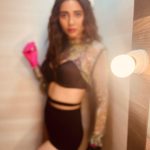 Zara Khan Instagram - Are you guys ready to #calmdown Bollywood style 🎤💖🧜‍♀️ ?? #mumbai lets do thisss🔥🔥🔥