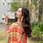 Zara Khan Instagram - Eid Mubarak ✨🫶🏻 . . . @gopivaiddesigns 💛