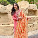 Zara Khan Instagram - Eid Mubarak ✨🫶🏻 . . . @gopivaiddesigns 💛