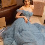 Zara Khan Instagram - Press conference princess 👸🏻 😋…. @filmfareme 🤍 . . . #photography @adnan.a.abbas #styling @raoalikhan #outfit @zeenazaki #jewelry #familyjewels #makeup @safasheikhbeauty #hair @little_hair_poetry #managed by @hassnain92