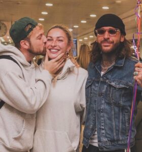 Zara McDermott Instagram - She brought balloons 😂🥹 Reunited with the love of my life. What a trip, what a lucky guy I am 🥹❤️❤️❤️ spot an awkward Pete 😂