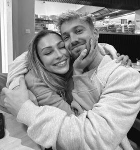 Zara McDermott Instagram - HES GONE DOWN UNDER !!! 🦘🇦🇺🌏 the rumours were true, I am so proud of you and so excited for you and for this adventure. I cannot wait to watch you every single night and be supporting you every step of the way. ❤️ p.s. can we all please vote for Sam to do one of the eating challenges?? I think it would make great entertainment considering how squeamish he is 😂😅