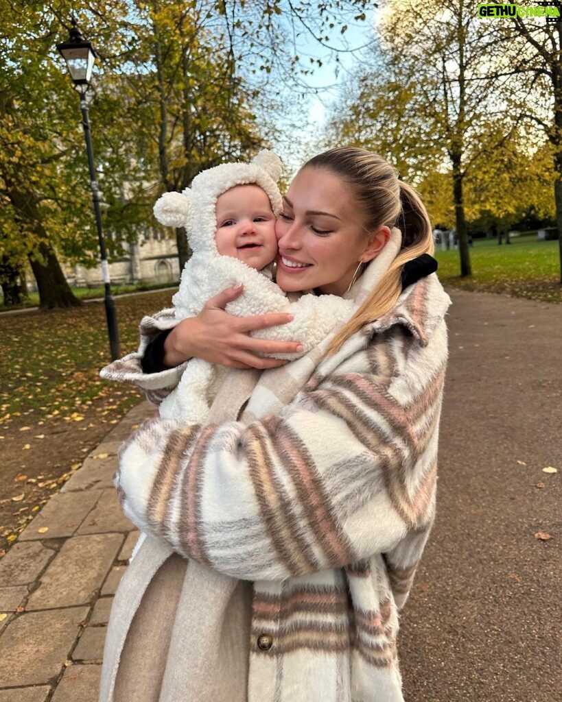 Zara McDermott Instagram - the best things in life aren’t things💛 Winchester, England