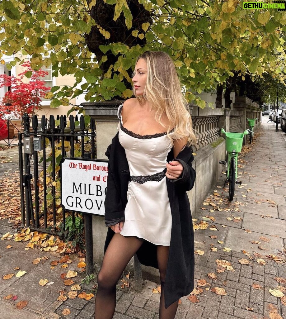 Zara McDermott Instagram - autumnal London 🍁🍂🌿 London, United Kingdom