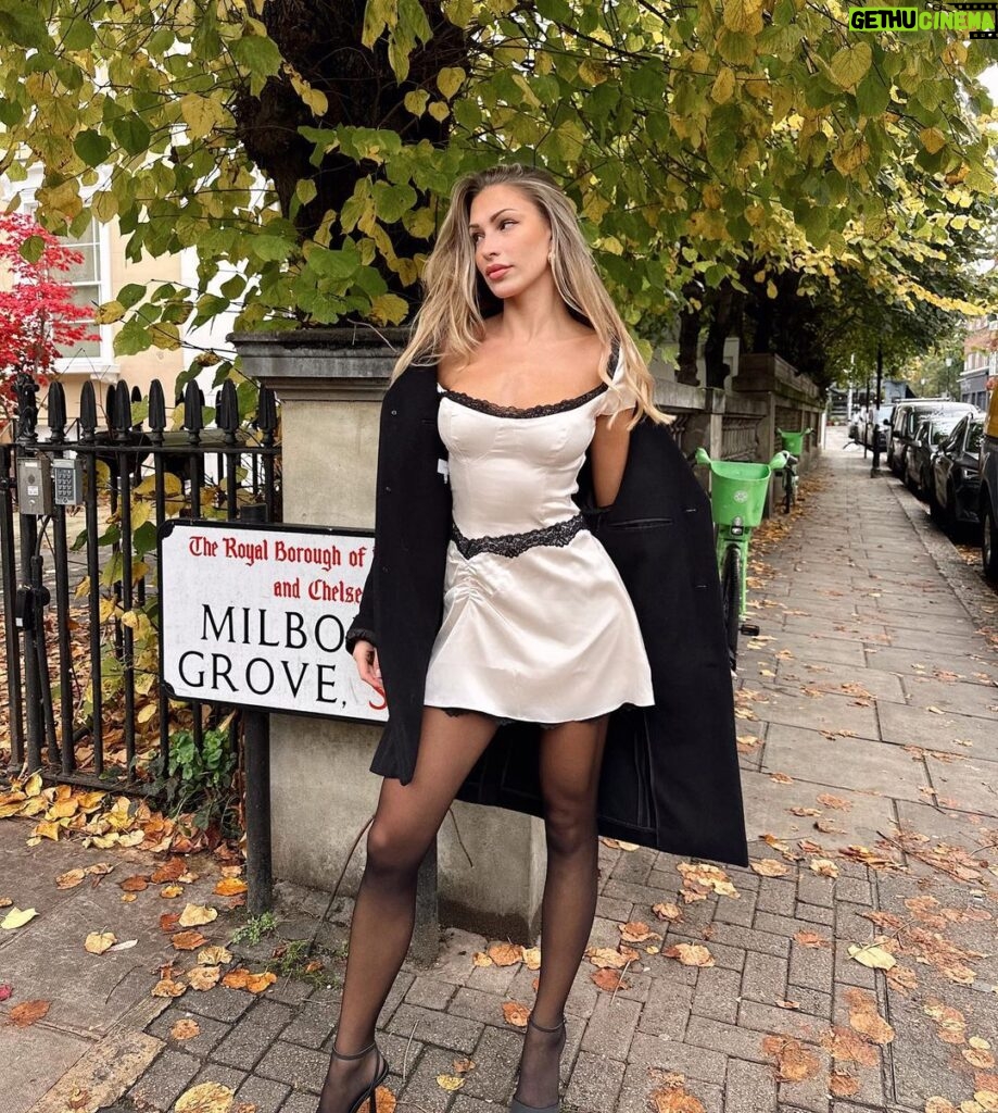 Zara McDermott Instagram - autumnal London 🍁🍂🌿 London, United Kingdom
