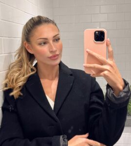 Zara McDermott Instagram - autumnal London 🍁🍂🌿 London, United Kingdom