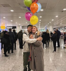 Zara McDermott Instagram - She brought balloons 😂🥹 Reunited with the love of my life. What a trip, what a lucky guy I am 🥹❤️❤️❤️ spot an awkward Pete 😂
