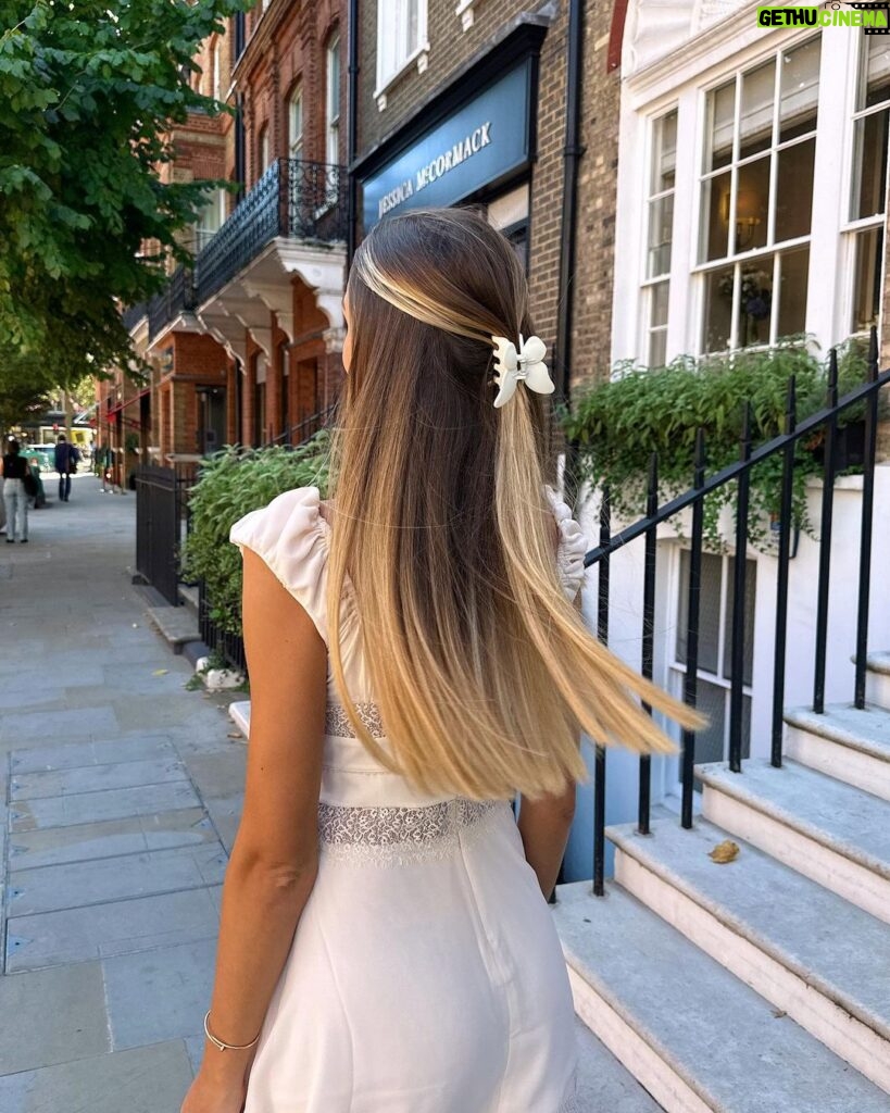 Zara McDermott Instagram - the end of summer…🤍 London, United Kingdom
