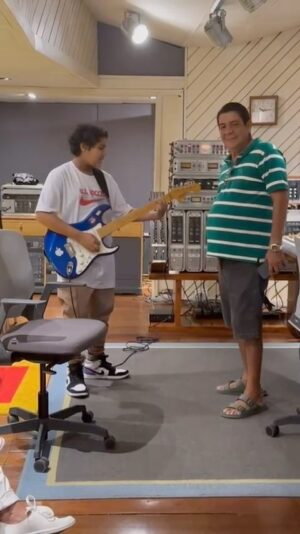 Zeca Pagodinho Instagram - Nasce uma banda cover ? Hoje foi dia de “invasão de amor” no estúdio! Noah, neto mais velho do Zeca, aproveitou pra ensaiar também, com direito a participação especial do backing vocal e produtor musical Zeca Pagodinho 😉🤣😍