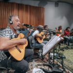 Zeca Pagodinho Instagram - ENSAIOS BOMBANDO NO RJ! 🎤🥁✊🏾 O clássico Cia dos Técnicos, espaço sagrado na história do samba, foi o estúdio escolhido para os ensaios do show que celebrará os 40 anos de carreira do Zeca. Uma super banda está ensaiando diariamente, sob a batuta de Paulão 7 Cordas e Pretinho da Serrinha! Olha a turma de craques reunida: BANDA: ✨Paulão 7 Cordas ✨Carlinhos 7 Cordas ✨Alessandro Cardozo ✨Luis Louchard ✨Luciano King ✨Uraci Cardoso ✨Jaguara ✨Marcos Esguleba ✨Miudinho ✨Nara Pires ✨Maryzelia Conceição ✨Eliza Piquet ✨Vitor Motta ✨Henrique Band ✨Florindo Medeiros Os ingressos para a estreia dia 4 de fevereiro no estádio do Engenhão, no RJ, estão voando! Já garantiu o seu? Link aqui na bio! #zecapagodinho #zeca40 📸 @isenseemarcio / @dripenna Cia. dos Técnicos Studios