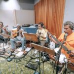 Zeca Pagodinho Instagram - ENSAIOS BOMBANDO NO RJ! 🎤🥁✊🏾 O clássico Cia dos Técnicos, espaço sagrado na história do samba, foi o estúdio escolhido para os ensaios do show que celebrará os 40 anos de carreira do Zeca. Uma super banda está ensaiando diariamente, sob a batuta de Paulão 7 Cordas e Pretinho da Serrinha! Olha a turma de craques reunida: BANDA: ✨Paulão 7 Cordas ✨Carlinhos 7 Cordas ✨Alessandro Cardozo ✨Luis Louchard ✨Luciano King ✨Uraci Cardoso ✨Jaguara ✨Marcos Esguleba ✨Miudinho ✨Nara Pires ✨Maryzelia Conceição ✨Eliza Piquet ✨Vitor Motta ✨Henrique Band ✨Florindo Medeiros Os ingressos para a estreia dia 4 de fevereiro no estádio do Engenhão, no RJ, estão voando! Já garantiu o seu? Link aqui na bio! #zecapagodinho #zeca40 📸 @isenseemarcio / @dripenna Cia. dos Técnicos Studios