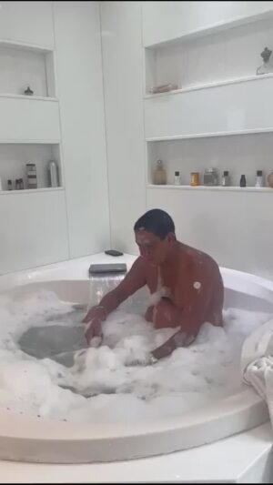 Zeca Pagodinho Instagram - Xô, urucubaca!!! Zeca Pagodinho já tomou seu banho de sais para receber 2024 com as melhores energias!!! 🙌 

E você? Já fez seu ritual de ano novo? Conta pra gente!

Que 2024 seja o ano da sorte de todo mundo!!! 🍀🍀🍀