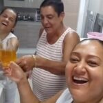 Zeca Pagodinho Instagram - O clima de pré réveillon já está rolando na casa do Zeca ! Com direito a brinde com as super assistentes Fran e Adriana! 🥂✊🏾♥️