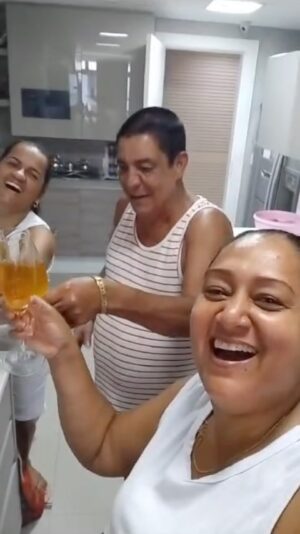 Zeca Pagodinho Instagram - O clima de pré réveillon já está rolando na casa do Zeca ! Com direito a brinde com as super assistentes Fran e Adriana! 🥂✊🏾♥️