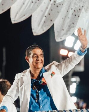 Zeca Pagodinho Instagram - O samba mostra a força e a resistência da cultura popular! 

Se um dia foi marginalizado, hoje ocupa todos os espaços, dos mais humildes aos mais abastados. 

Se sambistas de outras épocas foram perseguidos, hoje eles são condecorados, homenageados - como Zeca Pagodinho foi pela @granderio e pela Academia Brasileira de Cultura.

O samba não só não morreu, como venceu! 

E o samba vencerá sempre que surgir uma nova geração de sambistas e admiradores! 

Viva o samba e todos os sambistas!!

#dianacionaldosamba #diadosamba  #samba #zecapagodinho