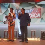 Zeca Pagodinho Instagram - ZECA PAGODINHO 🎵🍻 O palco do #Fantástico se transformou no Quintal do Zeca para comemorar os 40 anos de carreira do @zecapagodinho! O cidadão mais ilustre de Xerém conversou com @majucoutinhoreal em uma roda de amigos para lembrar grandes momentos da carreira e falar sobre o seu legado. É domingo! Muita música e conversa boa depois do @domingao 📸 @lethiciaamancio