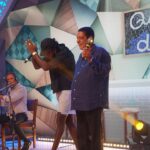 Zeca Pagodinho Instagram - ZECA PAGODINHO 🎵🍻 O palco do #Fantástico se transformou no Quintal do Zeca para comemorar os 40 anos de carreira do @zecapagodinho! O cidadão mais ilustre de Xerém conversou com @majucoutinhoreal em uma roda de amigos para lembrar grandes momentos da carreira e falar sobre o seu legado. É domingo! Muita música e conversa boa depois do @domingao 📸 @lethiciaamancio