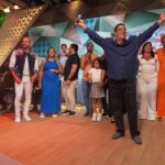 Zeca Pagodinho Instagram - ZECA PAGODINHO 🎵🍻 O palco do #Fantástico se transformou no Quintal do Zeca para comemorar os 40 anos de carreira do @zecapagodinho! O cidadão mais ilustre de Xerém conversou com @majucoutinhoreal em uma roda de amigos para lembrar grandes momentos da carreira e falar sobre o seu legado. É domingo! Muita música e conversa boa depois do @domingao 📸 @lethiciaamancio