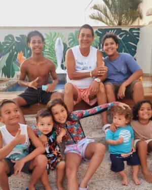 Zeca Pagodinho Instagram - Domingo especial com a inauguração da piscina nova! Com direito a netos e primos reunidos, máscara de mergulho e golfinhos 🩵🐬 🥰