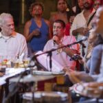 Zeca Pagodinho Instagram - É DAQUI A POUCO!!! ✨️🥁🤩 Hoje, depois de "Terra e Paixão", tem Som Brasil em homenagem ao Zeca Pagodinho, com apresentação de Pedro Bial! Vai ter muito samba, convidados especiais, um bate-papo delicioso e UMA NOVIDADE INCRÍVEL durante os comerciais! 😉 Não dá pra perder, né? Logo mais, na Globo! 📷: TV Globo / Fábio Rocha