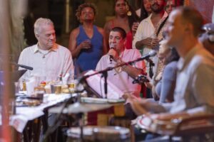 Zeca Pagodinho Instagram - É DAQUI A POUCO!!! ✨️🥁🤩

Hoje, depois de "Terra e Paixão", tem Som Brasil em homenagem ao Zeca Pagodinho, com apresentação de Pedro Bial! 

Vai ter muito samba, convidados especiais, um bate-papo delicioso e UMA NOVIDADE INCRÍVEL durante os comerciais! 😉

Não dá pra perder, né? Logo mais, na Globo!

📷: TV Globo / Fábio Rocha