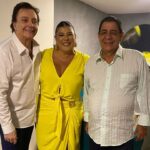 Zeca Pagodinho Instagram - São tantas emoções! 🥰 Zeca ontem foi prestigiar a gravação do Especial do querido amigo Roberto Carlos, que recebeu a família Pagodinho no camarim com muito carinho! E ainda teve encontro com Fábio Jr! Que noite especial! 💙🌹✨