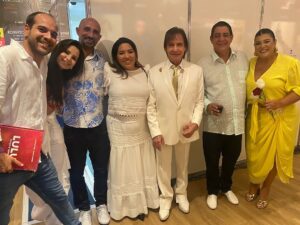 Zeca Pagodinho Instagram - São tantas emoções! 🥰

Zeca ontem foi prestigiar a gravação do Especial do querido amigo Roberto Carlos, que recebeu a família Pagodinho no camarim com muito carinho! 

E ainda teve encontro com Fábio Jr! Que noite especial! 💙🌹✨