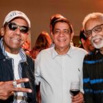 Zeca Pagodinho Instagram - Carregou a foto aí? Porque a imagem é pesada! 😉 Nessa semana, Zeca Pagodinho prestigiou um evento da amiga Flora Gil e se encontrou com Jorge Ben Jor e Gilberto Gil. Salve simpatia! Salve o mestre Gil! Viva a música brasileira! 🙌🏿♥️ 📸 @floragil_ Copacabana, Rio de Janeiro