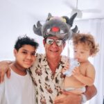 Zeca Pagodinho Instagram - Sextou com vovô Zeca acordando seus netos Noah e Domênico dessa maneira ! 🥰😉😀