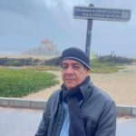 Zeca Pagodinho Instagram - Enquanto isso, em terras além-mar... 🇵🇹 Zeca Pagodinho aproveita merecidos momentos de folga para visitar a Capela do Senhor da Pedra, bem pertinho do Porto, em Portugal. A igrejinha fica na praia de Miramar, mas com esse climinha de outono europeu, o mar teve que ficar pra outro dia! 🌨 Quem mais ama acompanhar nosso blogueirinho de viagens? 😛✌️ Então fica de olho que a #EuroTour não acabou! ✨ Turnê Europa 2023✨ 🥁 19.10 - Barcelona | Espanha - Sala Apolo - ESGOTADO 🥁 22.10 - Genebra | Suíça - Palladium #ZecaPagodinho