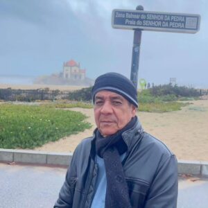 Zeca Pagodinho Instagram - Enquanto isso, em terras além-mar... 🇵🇹

Zeca Pagodinho aproveita merecidos momentos de folga para visitar a Capela do Senhor da Pedra, bem pertinho do Porto, em Portugal. 

A igrejinha fica na praia de Miramar, mas com esse climinha de outono europeu, o mar teve que ficar pra outro dia! 🌨 

Quem mais ama acompanhar nosso blogueirinho de viagens? 😛✌️

Então fica de olho que a #EuroTour não acabou! 

✨ Turnê Europa 2023✨

🥁 19.10 - Barcelona | Espanha - Sala Apolo - ESGOTADO
🥁 22.10 - Genebra | Suíça - Palladium 

#ZecaPagodinho