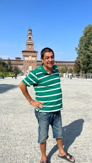 Zeca Pagodinho Instagram - Ciau, Milano!!! 🇮🇹 🍕
Uma pausa na Turnê para turistar em Milão, na Itália, depois de um show maravilhoso na cidade! ✌️

Zeca deu uma passadinha pelo Castelo Sforzesco, com muita música, arte e cultura! 

E a etapa europeia da Turnê Mais Feliz não terminou!!! Ainda temos mais 3 shows:

🥁 15.10 - PORTO - PORTUGAL
🥁 19.10 - BARCELONA - ESPANHA (Esgotado)
🥁 22.10 - GENEBRA - SUÍÇA

Ingressos no link da bio!