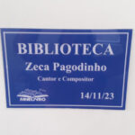 Zeca Pagodinho Instagram - Que coisa linda! Nessa terça-feira, 14 de novembro, foi inaugurada a Biblioteca Zeca Pagodinho, na comunidade do Jacarezinho, no Rio de Janeiro! O sambista foi lá conferir de pertinho esse novo espaço, que faz parte do projeto Favelivro (@favelivro), que inaugura bibliotecas em comunidades com o objetivo de incentivar a leitura e a escrita. A escolha do Zeca Pagodinho como homenageado foi feita pelos próprios moradores do Jacarezinho! Que honra, hein! 😍 Valeu grandão, pessoal! E boa leitura!! 📖😉 #ZecaPagodinho @jbarboza30 @assessoriajb