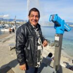 Zeca Pagodinho Instagram - Conexão Xerém-Suíça, ativar! 🇧🇷 🔛🇨🇭 Nesse domingo, encerramos com chave de ouro a #EuroTour com um show na linda cidade de Genebra. 🙌🏾 Antes do espetáculo, Zeca blogueirinho deu um rolê no Lago Léman, cartão postal da cidade ! 🩵 🌈 Já estamos com saudades desses dias na Europa, com shows esgotados, encontro com amigos e tantos passeios legais! 😍✊🏾 PS: a saudade da cachorrinha Lua é tanta, que o sambista “adotou” uma que conheceu no hotel! 🐶 ♥️ 😂 Genebra - Suíça