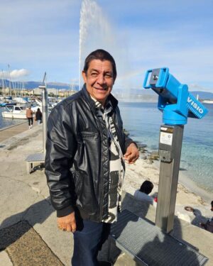 Zeca Pagodinho Instagram - Conexão Xerém-Suíça, ativar! 🇧🇷 🔛🇨🇭 

Nesse domingo, encerramos com chave de ouro a #EuroTour com um show na linda cidade de Genebra. 🙌🏾

Antes do espetáculo, Zeca blogueirinho deu um rolê no Lago Léman, cartão postal da cidade ! 🩵 🌈 

Já estamos com saudades desses dias na Europa, com shows esgotados, encontro com amigos e tantos passeios legais! 😍✊🏾

PS: a saudade da cachorrinha Lua é tanta, que o sambista “adotou” uma que conheceu no hotel! 🐶 ♥️ 😂