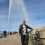 Zeca Pagodinho Instagram - Conexão Xerém-Suíça, ativar! 🇧🇷 🔛🇨🇭 Nesse domingo, encerramos com chave de ouro a #EuroTour com um show na linda cidade de Genebra. 🙌🏾 Antes do espetáculo, Zeca blogueirinho deu um rolê no Lago Léman, cartão postal da cidade ! 🩵 🌈 Já estamos com saudades desses dias na Europa, com shows esgotados, encontro com amigos e tantos passeios legais! 😍✊🏾 PS: a saudade da cachorrinha Lua é tanta, que o sambista “adotou” uma que conheceu no hotel! 🐶 ♥️ 😂 Genebra - Suíça