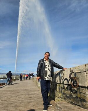 Zeca Pagodinho Instagram - Conexão Xerém-Suíça, ativar! 🇧🇷 🔛🇨🇭 

Nesse domingo, encerramos com chave de ouro a #EuroTour com um show na linda cidade de Genebra. 🙌🏾

Antes do espetáculo, Zeca blogueirinho deu um rolê no Lago Léman, cartão postal da cidade ! 🩵 🌈 

Já estamos com saudades desses dias na Europa, com shows esgotados, encontro com amigos e tantos passeios legais! 😍✊🏾

PS: a saudade da cachorrinha Lua é tanta, que o sambista “adotou” uma que conheceu no hotel! 🐶 ♥️ 😂