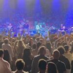 Zeca Pagodinho Instagram - Milão, Grazie mille! Que showzaço! Muito obrigado a todo mundo que veio! 🇮🇹✊🏾♥️ Como é bom ver o samba encantando plateias pelo mundo! Um salve pra Banda Muleke, uma turma de bambas que representa o melhor da música brasileira! ✨ Banda Muleke✨ 📍Paulão 7 Cordas: Diretor Musical e Violão 7 Cordas 📍Alessandro Cardozo: Cavaquinho 📍Luis Louchard: Baixo 📍Luciano King: Bateria 📍Uraci Cardoso: Surdo 📍Jaguara: Percussão 📍Marcos Esguleba: Percussão 📍Vitor Motta: Sax e Flauta 📍Henrique Band: Sax 📍Florindo Medeiros: Trombone PRÓXIMOS SHOWS: 🥁 15.10 - Porto / Portugal - Coliseu Porto Ageas 🥁 19.10 - Barcelona | Espanha - Sala Apolo - ESGOTADO 🥁 22.10 - Genebra | Suíça - Palladium #zecapagodinho 🎥 Marina Dias Milão - Italia