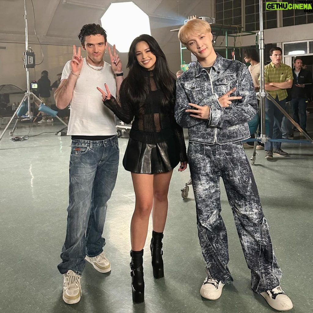 Zhang Yixing Instagram - had the honor of having a cameo in @layzhang and @lauvsongs ‘s music video for their new song called Run Back To You! So nice to meet them both ☺