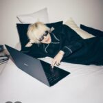 Zion.T Instagram - 근력이 좋은 편이 아닌데 한 손에 들고 다닌다. Zip에서 들판에서 심지어 욕실에서도 가볍게, 누구나 프로가 될 수 있는 방법이 여기에 있다. 🎶 #광고 #LG그램프로 #LGgrampro