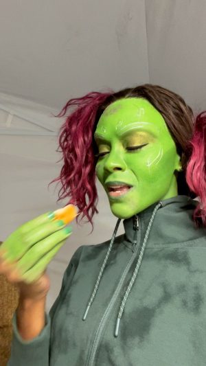 Zoe Saldaña Instagram - 🤢🩲🐸🪲🦖☘️🌿🍏🥦