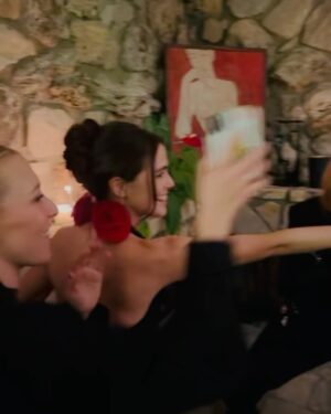 Zoey Deutch Instagram - soirée seasón 🕎🎄✨